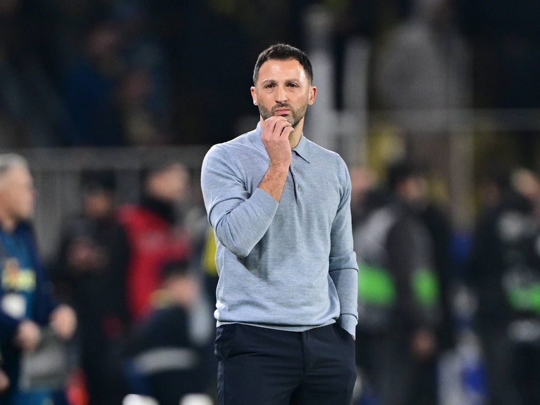 Domenico Tedesco steht an der Seitenlinie.