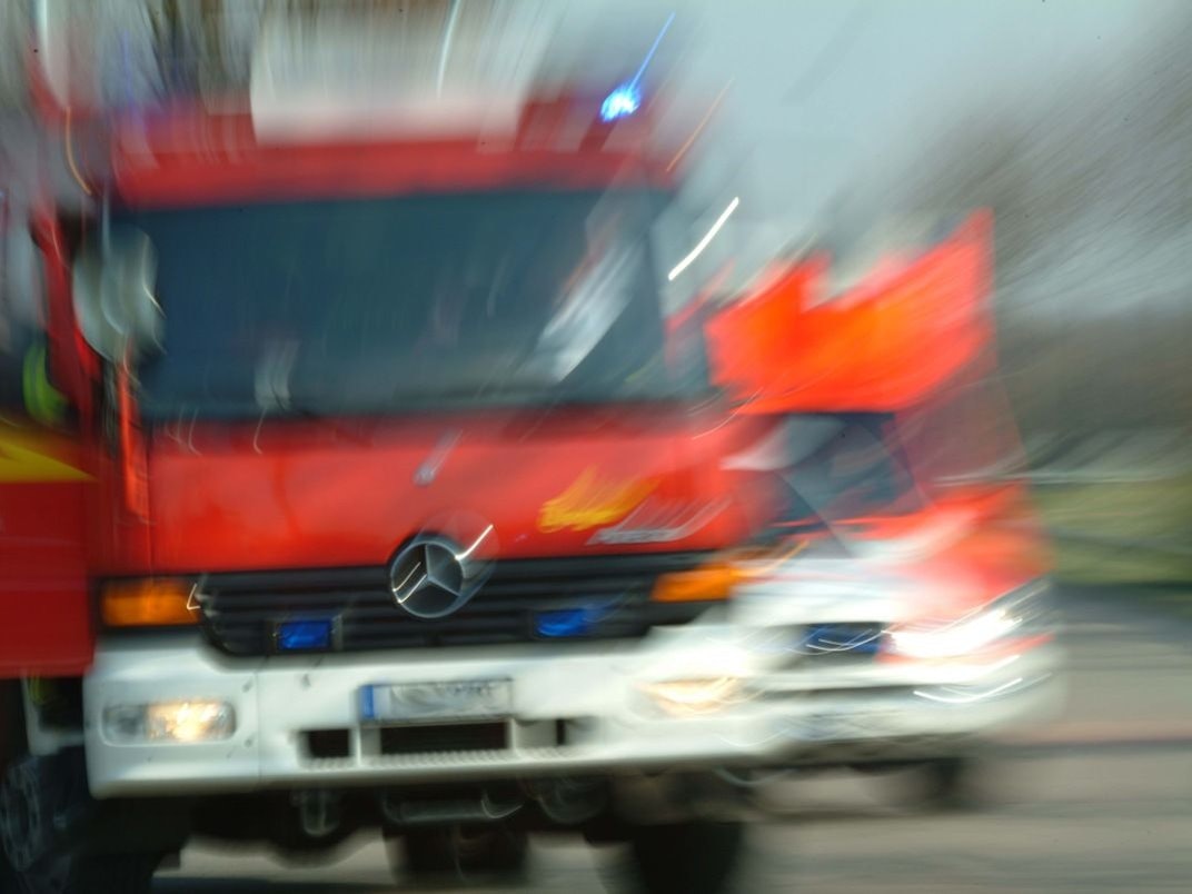 Ein Feuerwehrauto bei einem nächtlichen Einsatz.