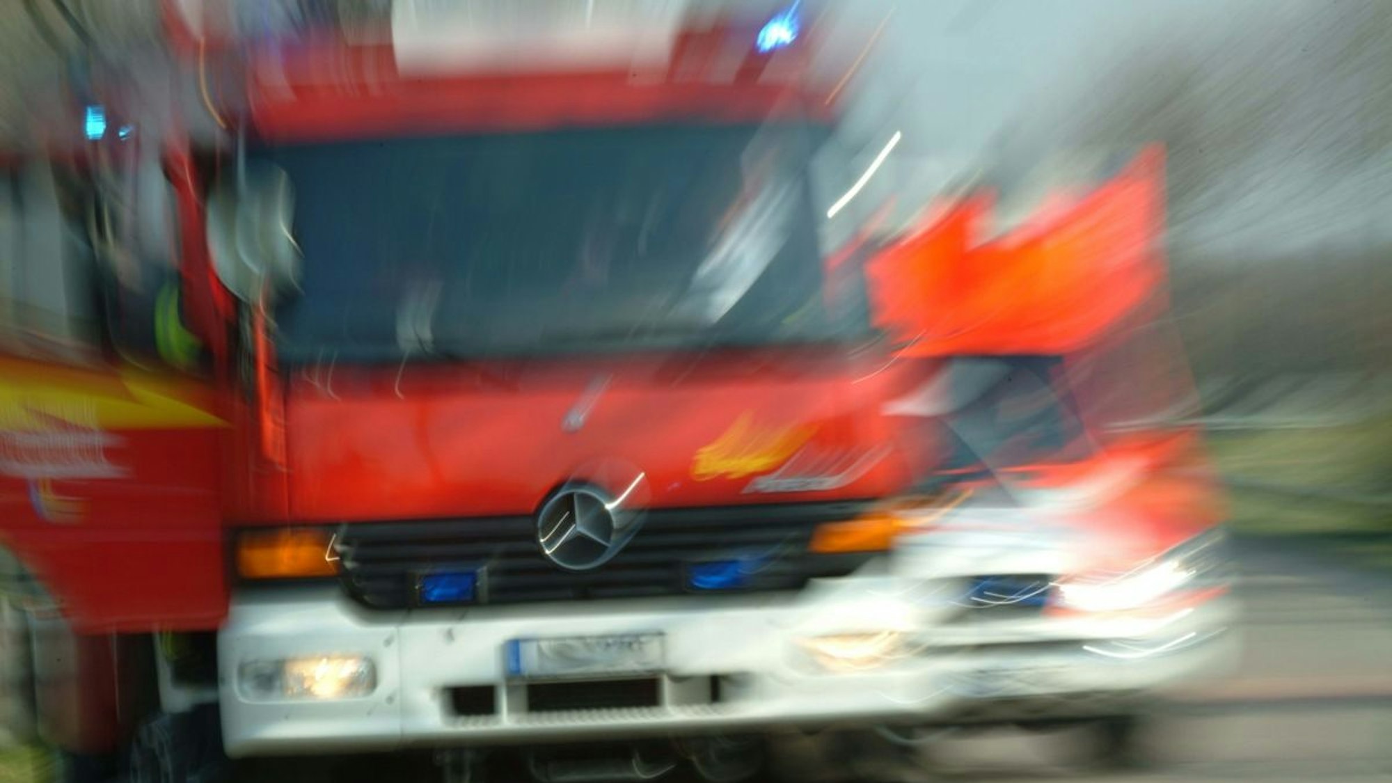 Ein Feuerwehrauto bei einem nächtlichen Einsatz.