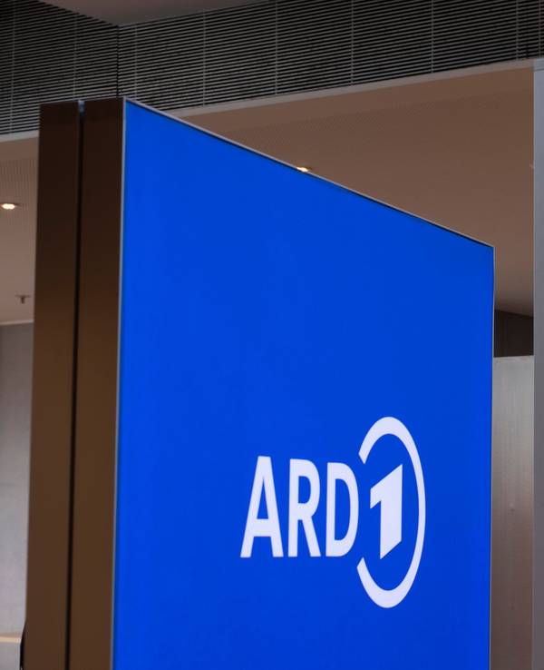 Logos von ARD und ZDF bei der Vorstellung einer gemeinsamen Integrationsstudie von ARD, ZDF und Deutschlandradio.