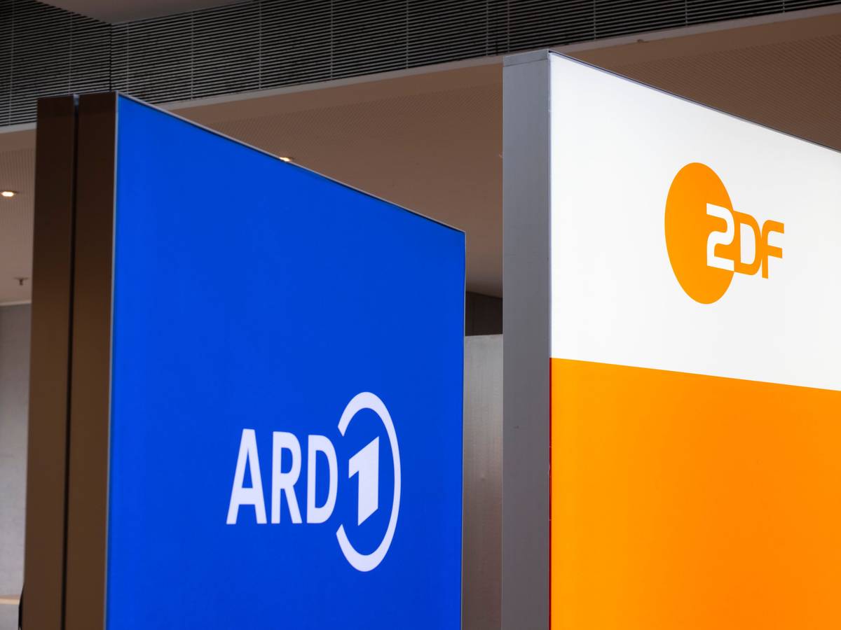 Logos von ARD und ZDF bei der Vorstellung einer gemeinsamen Integrationsstudie von ARD, ZDF und Deutschlandradio.
