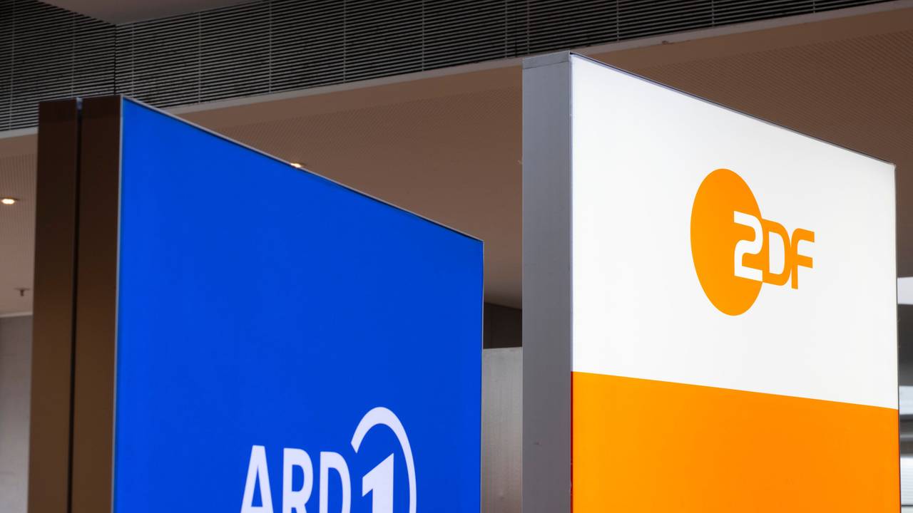 Logos von ARD und ZDF bei der Vorstellung einer gemeinsamen Integrationsstudie von ARD, ZDF und Deutschlandradio.