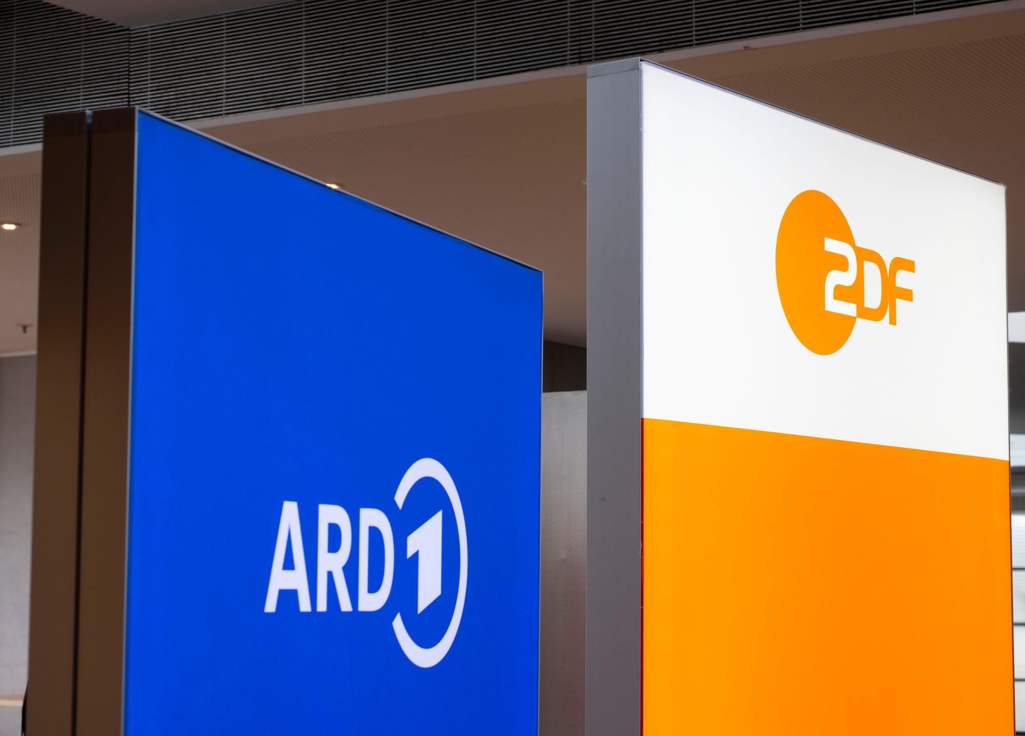 Logos von ARD und ZDF bei der Vorstellung einer gemeinsamen Integrationsstudie von ARD, ZDF und Deutschlandradio.