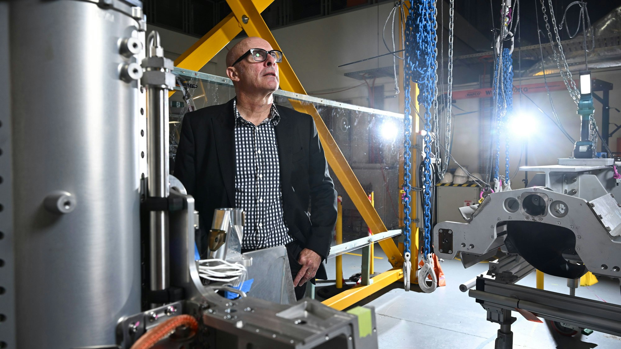 Dr Michael Smart in industrieller Werkstatt