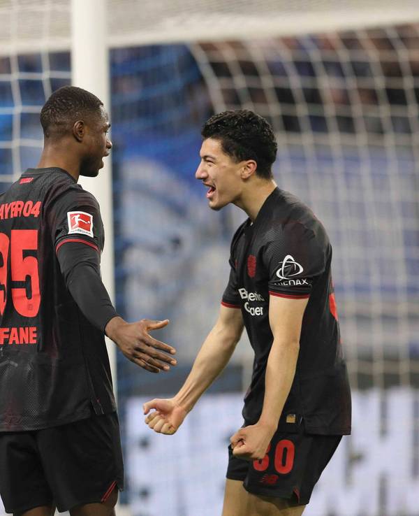 Bayers Christian Kofane (l.) jubelt mit Ibrahim Maza von Bayer 04 Leverkusen.