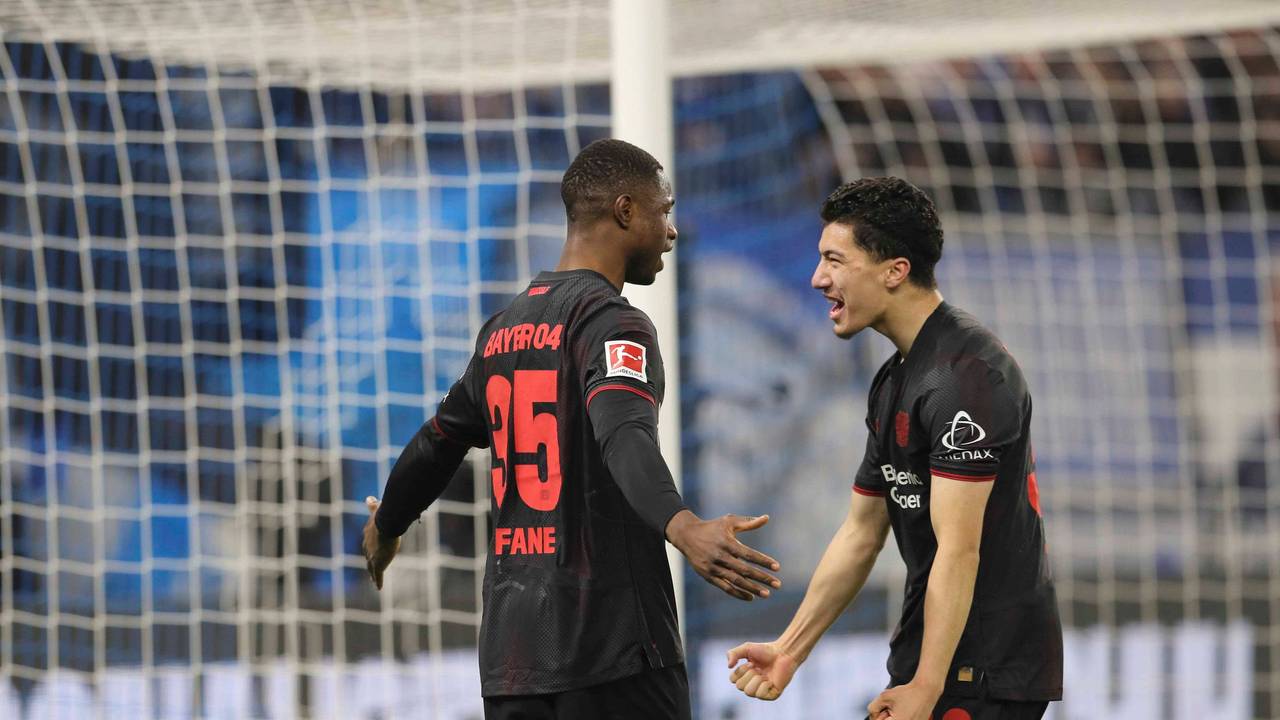Bayers Christian Kofane (l.) jubelt mit Ibrahim Maza von Bayer 04 Leverkusen.