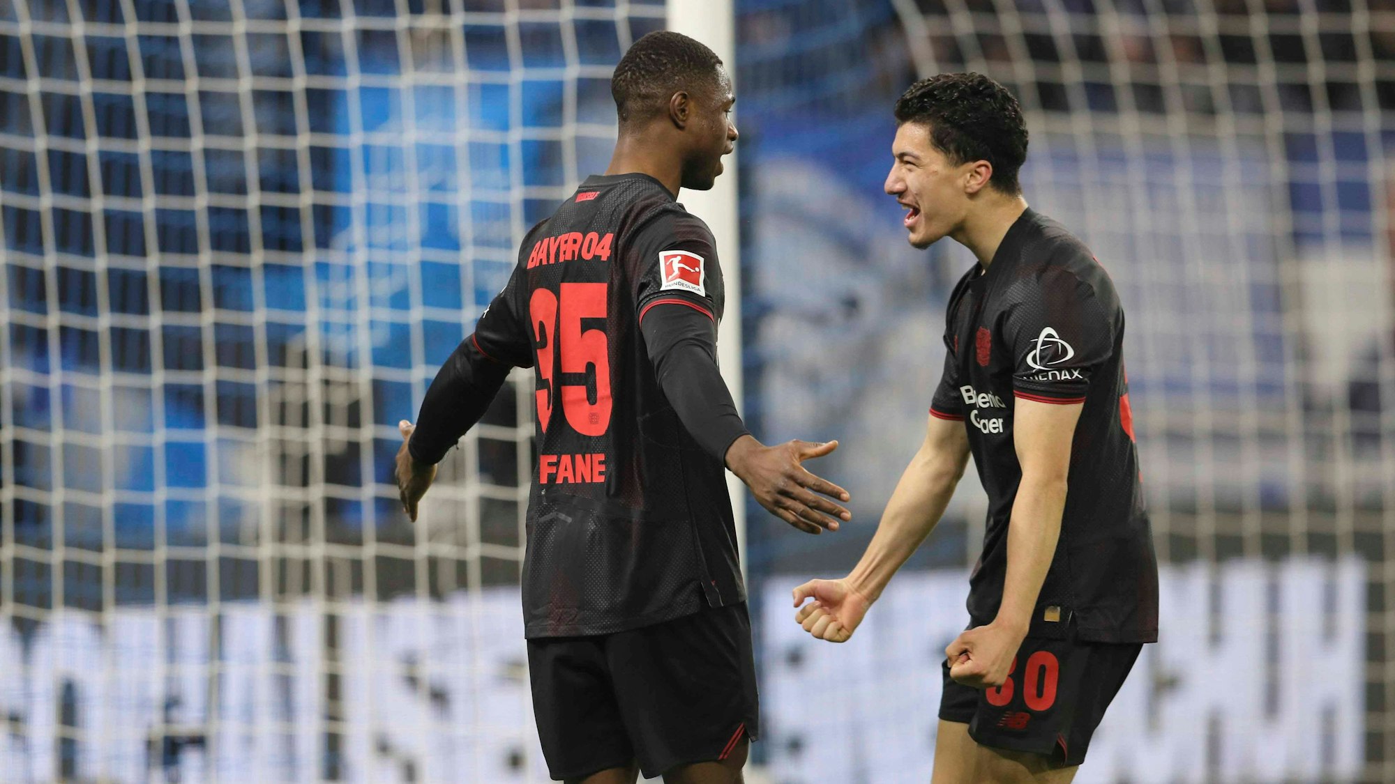 Christian Kofane (l.) und Ibrahim Maza jubeln gemeinsam über einen Treffer.