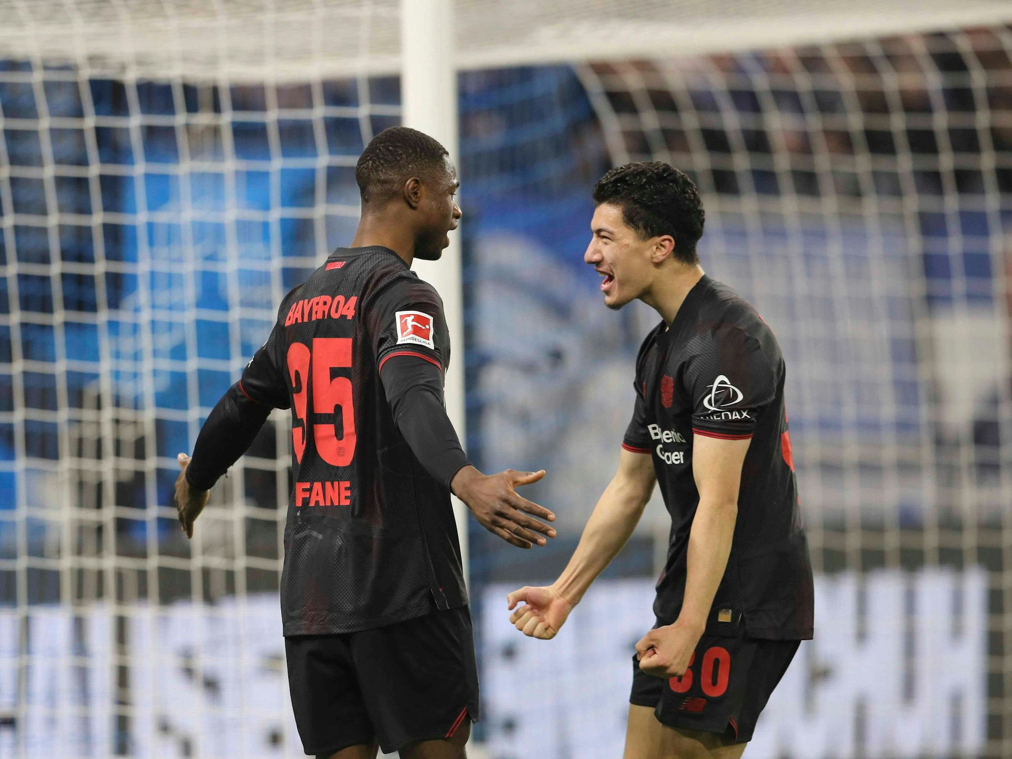 Bayers Christian Kofane (l.) jubelt mit Ibrahim Maza von Bayer 04 Leverkusen.