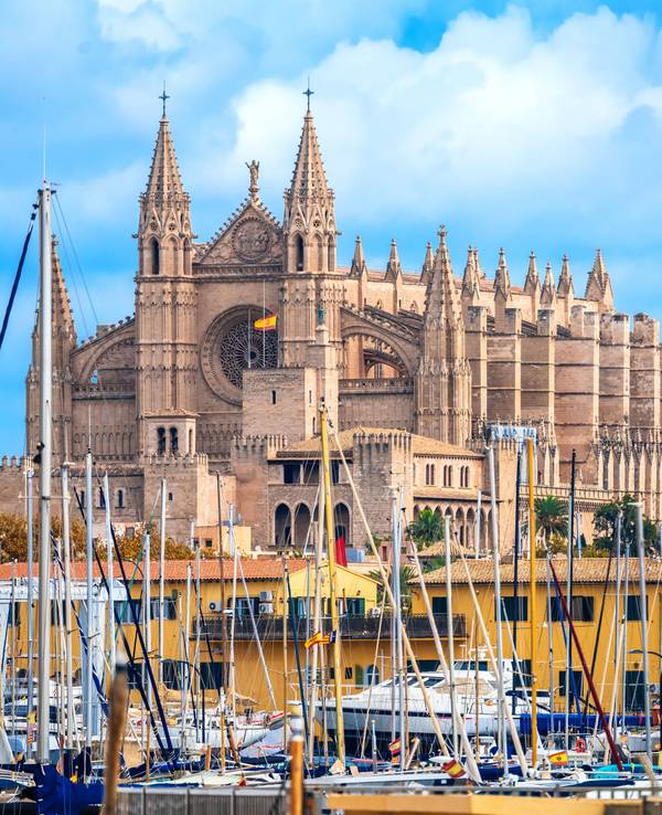 Catedral Basílica de Santa María de Mallorca vom Hafen aus gesehen. Insel Mallorca. Balearische Inseln von Spanien. Catedral Basílica de Santa María de Mallorca view from harbor. Island of Mallorca. Balearic islands of Spain. LicenseRF Copyright: xZoonar.com/DaliborxBrlekx 24188963