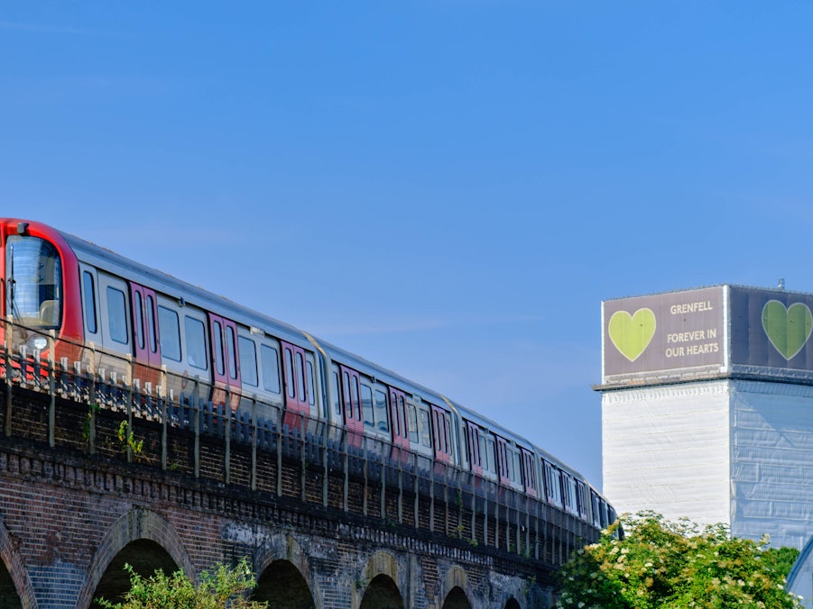 Zug und Grenfell Tower unter blauem Himmel