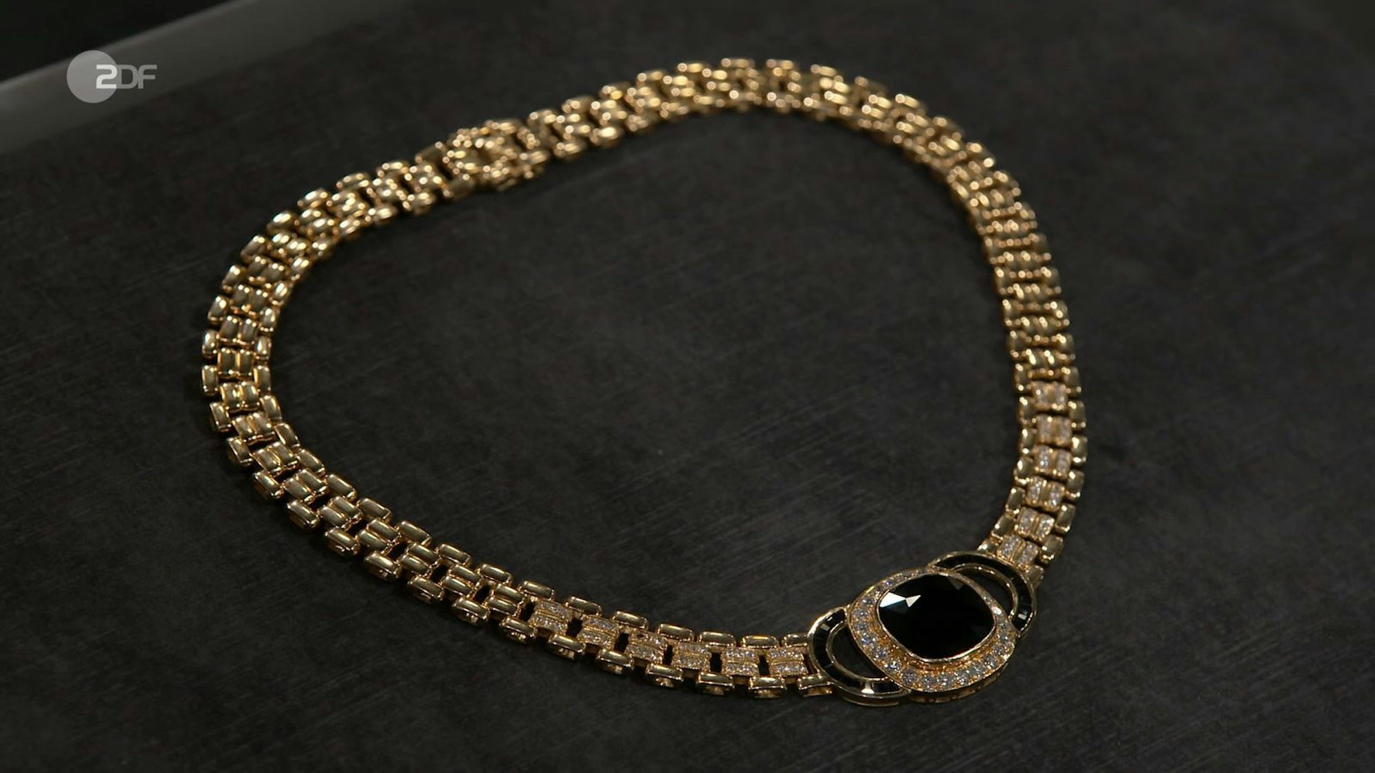 Das Gold-Collier mit einem mitternachtsblauen Saphir war 9.000 bis 10.000 Euro wert.
(Bild: ZDF)