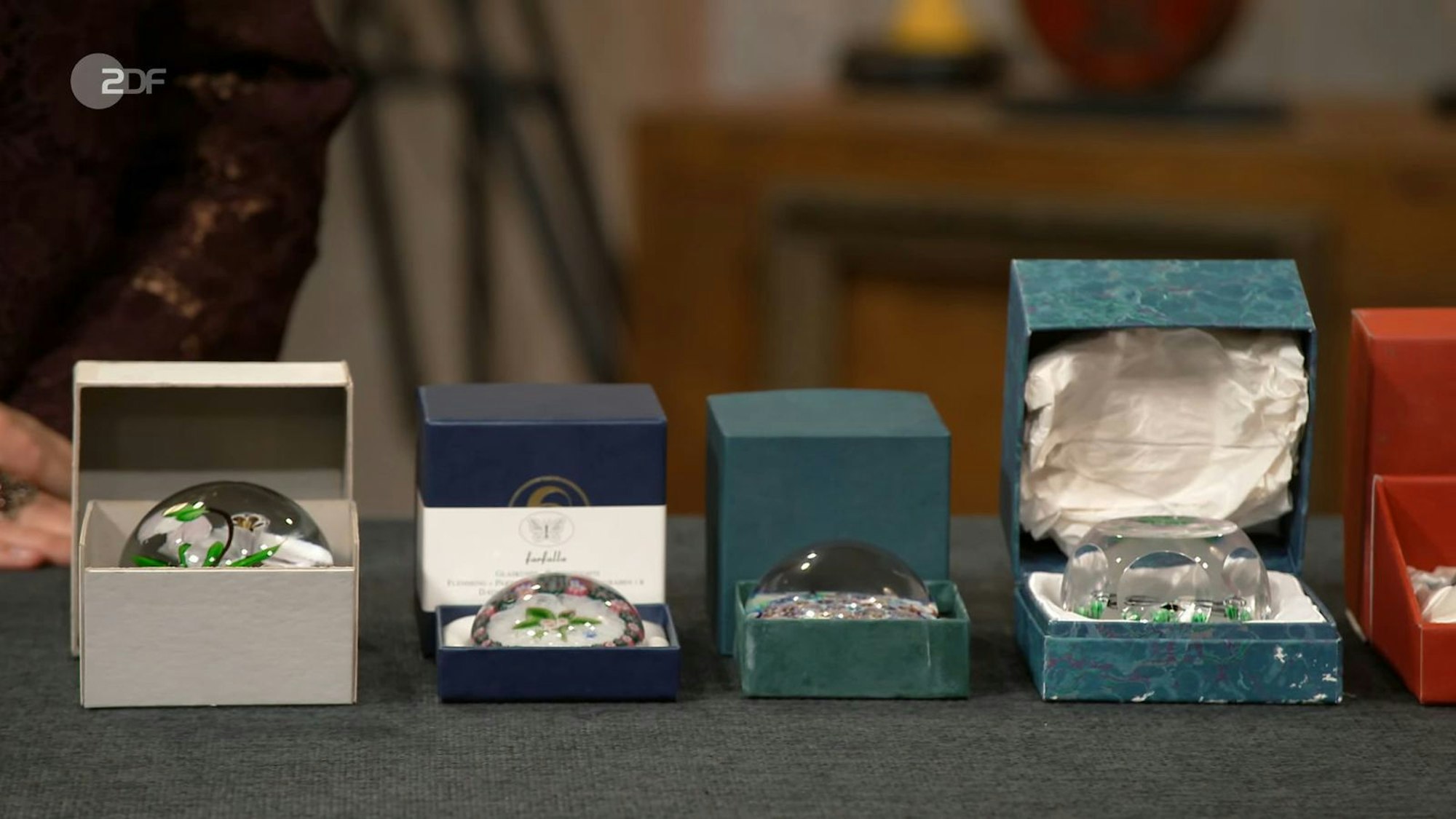 Die Briefbeschwerer verschiedener Hersteller aus den 1990er bis 2000er Jahren schätzte die Expertin auf 900 bis 1.200 Euro.
(Bild: ZDF)