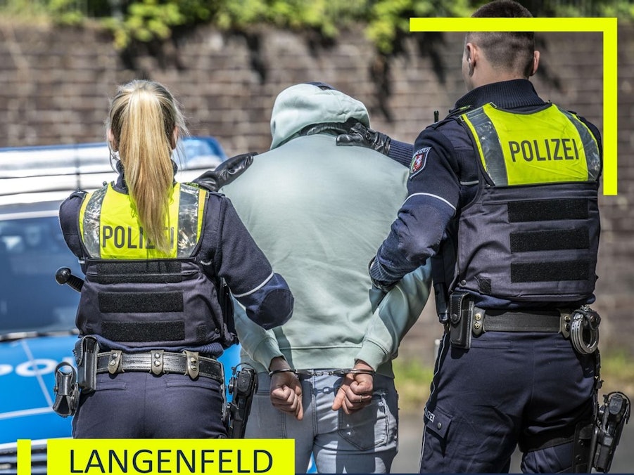 Abgeschnittene Kabel liegen auf dem Boden.