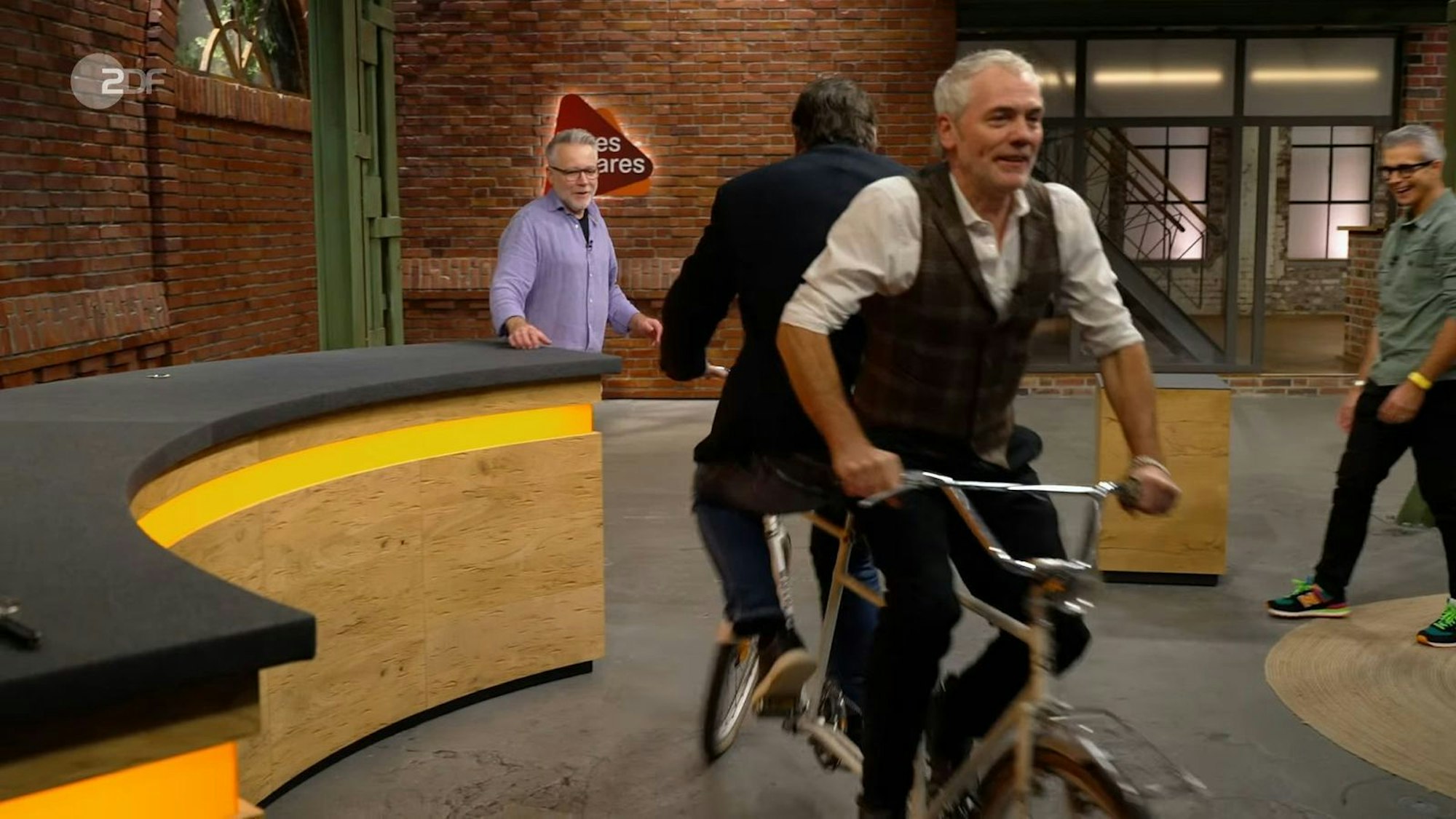 Daniel Meyer und Christian Vechtel probieren das Rad direkt aus. (Bild: ZDF)