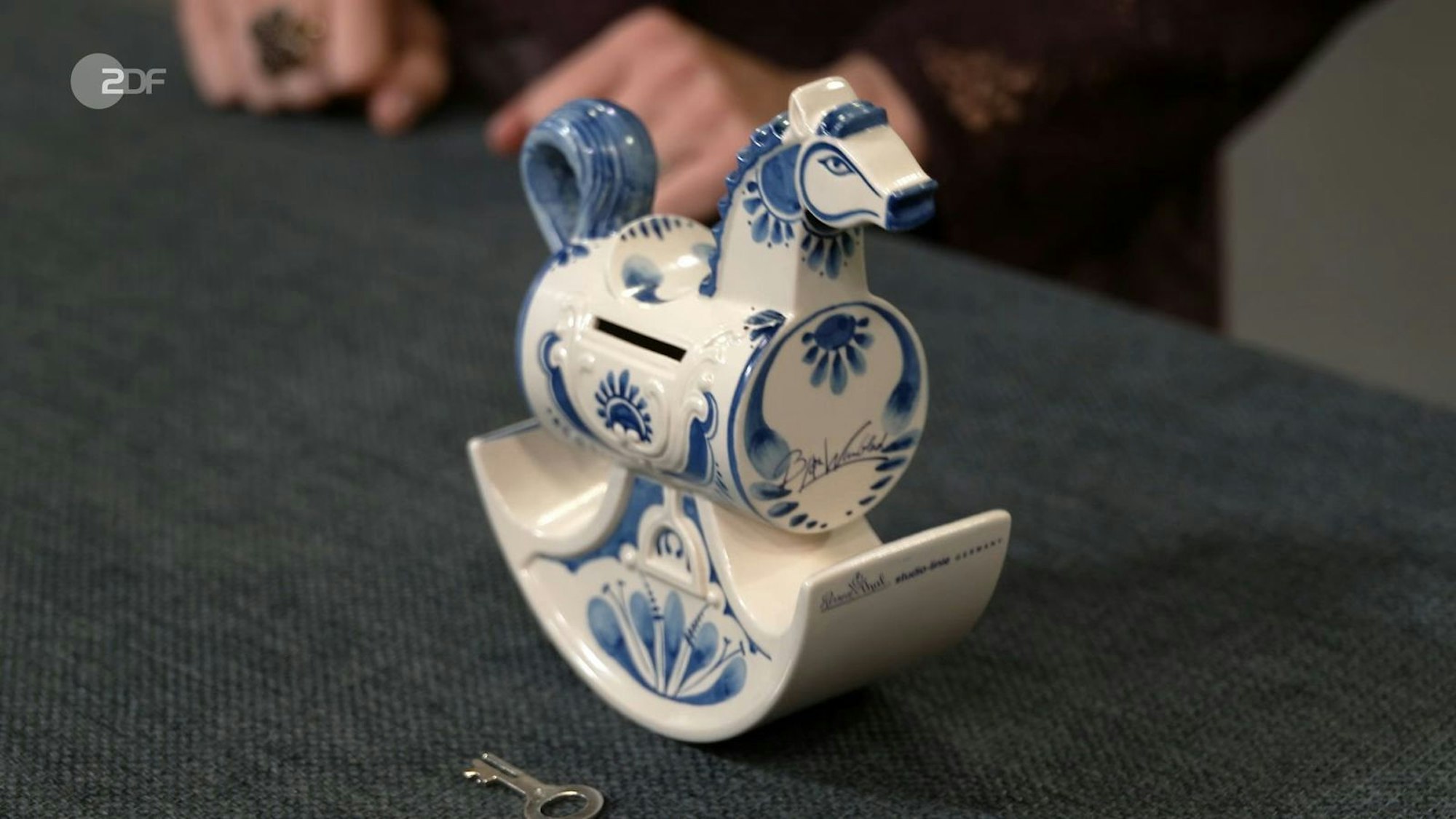 Auch das handbemalte Schaukelsparpferd aus Rosenthal-Porzellan von Björn Wiinblad fand ein neues Zuhause.
(Bild: ZDF)
