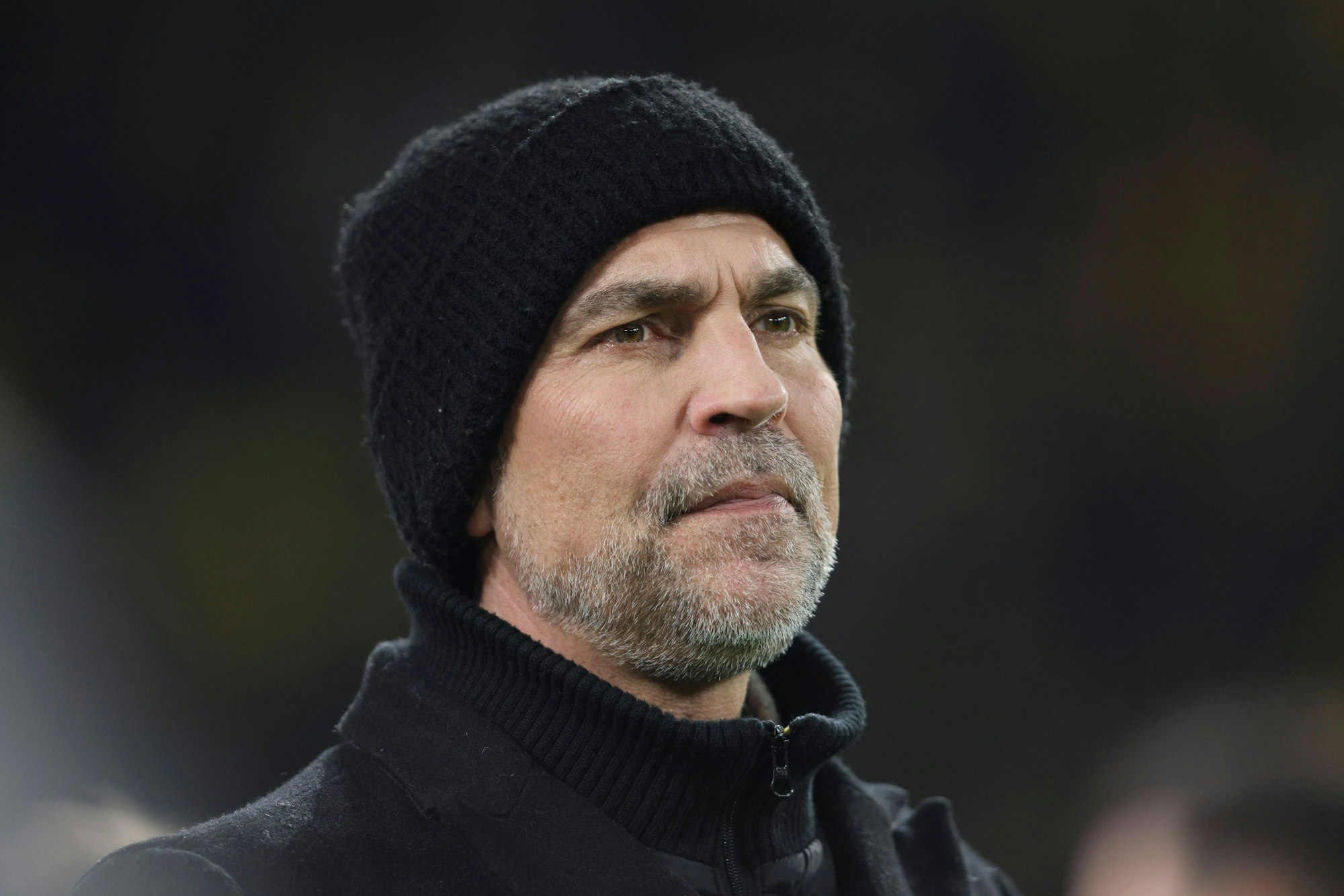 Markus Babbel mit schwarzer Wollmütze als Experte im Stadion.