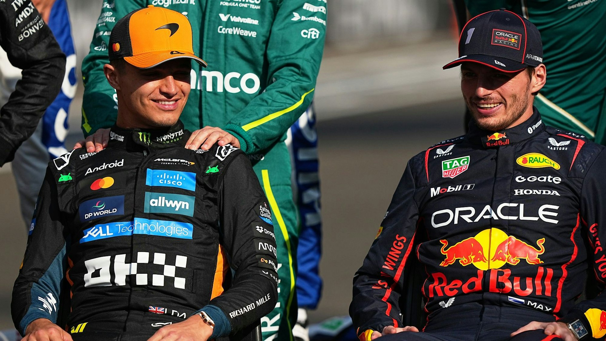 Lando Norris (l) und Max Verstappen