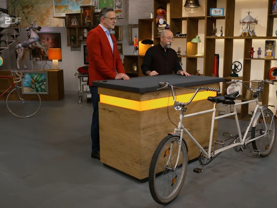 Horst Lichters erste Reaktion auf das seltsame Fahrrad: „Ach du heiliges Kanonenrohr.“
(Bild: ZDF)