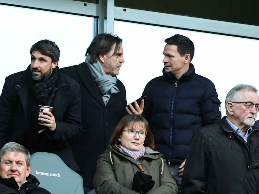 Sascha Riether, Volker Struth und Thomas Broich auf der Tribüne.