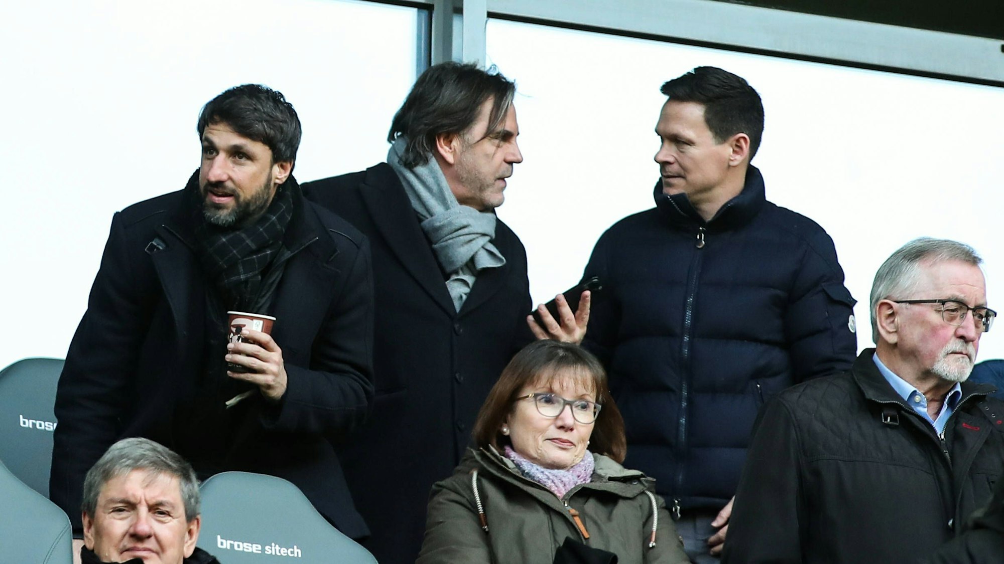 Sascha Riether, Volker Struth und Thomas Broich auf der Tribüne.