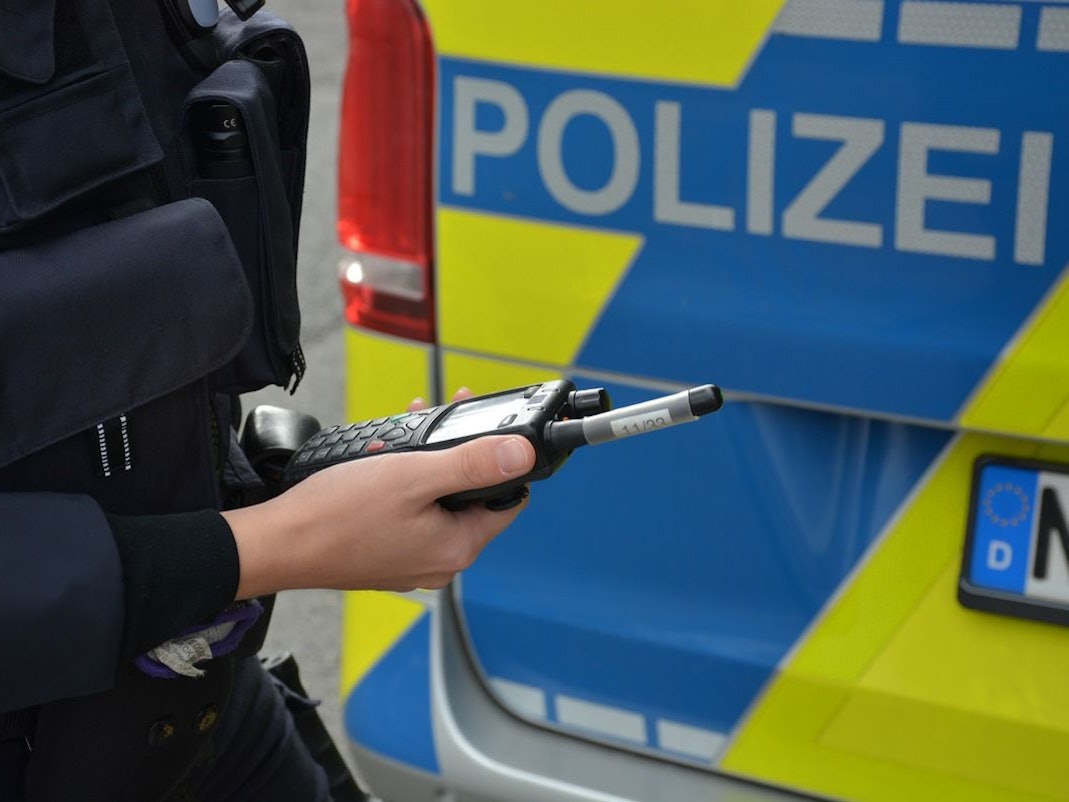 Ein Polizeiauto mit Blaulicht.