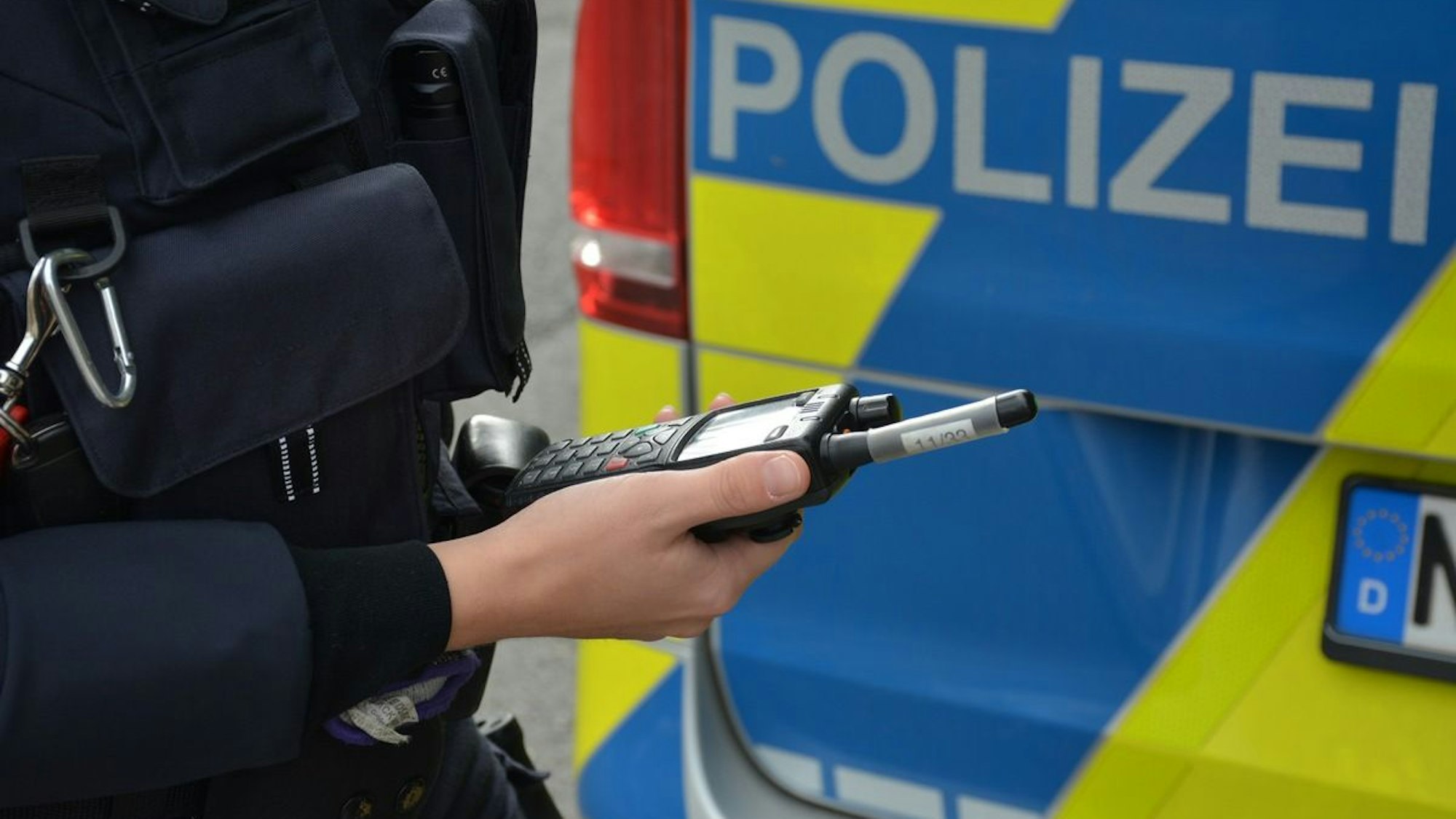 Ein Polizeiauto mit Blaulicht.