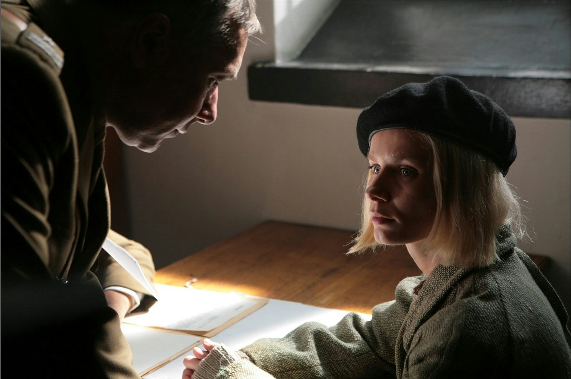 Aktive Geschichtsfälschung: Agnieszka (Magdalena Cielecka) muss eine Erklärung unterschreiben, die besagt, dass das Massaker von Katyn ein deutsches Verbrechen ist. (Bild: ARTE F / Kineos)