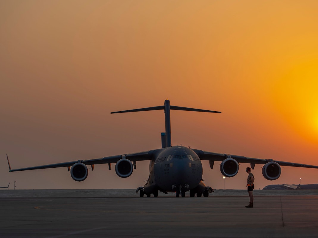 Ein Militärflugzeug steht an einem Flughafen.