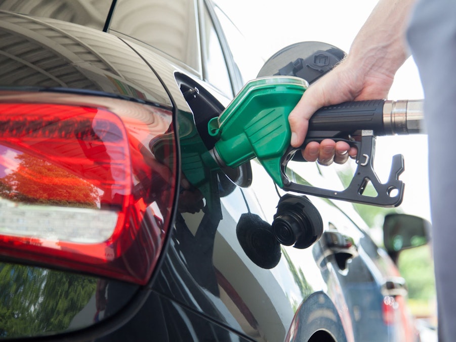 Mann betankt sein Auto