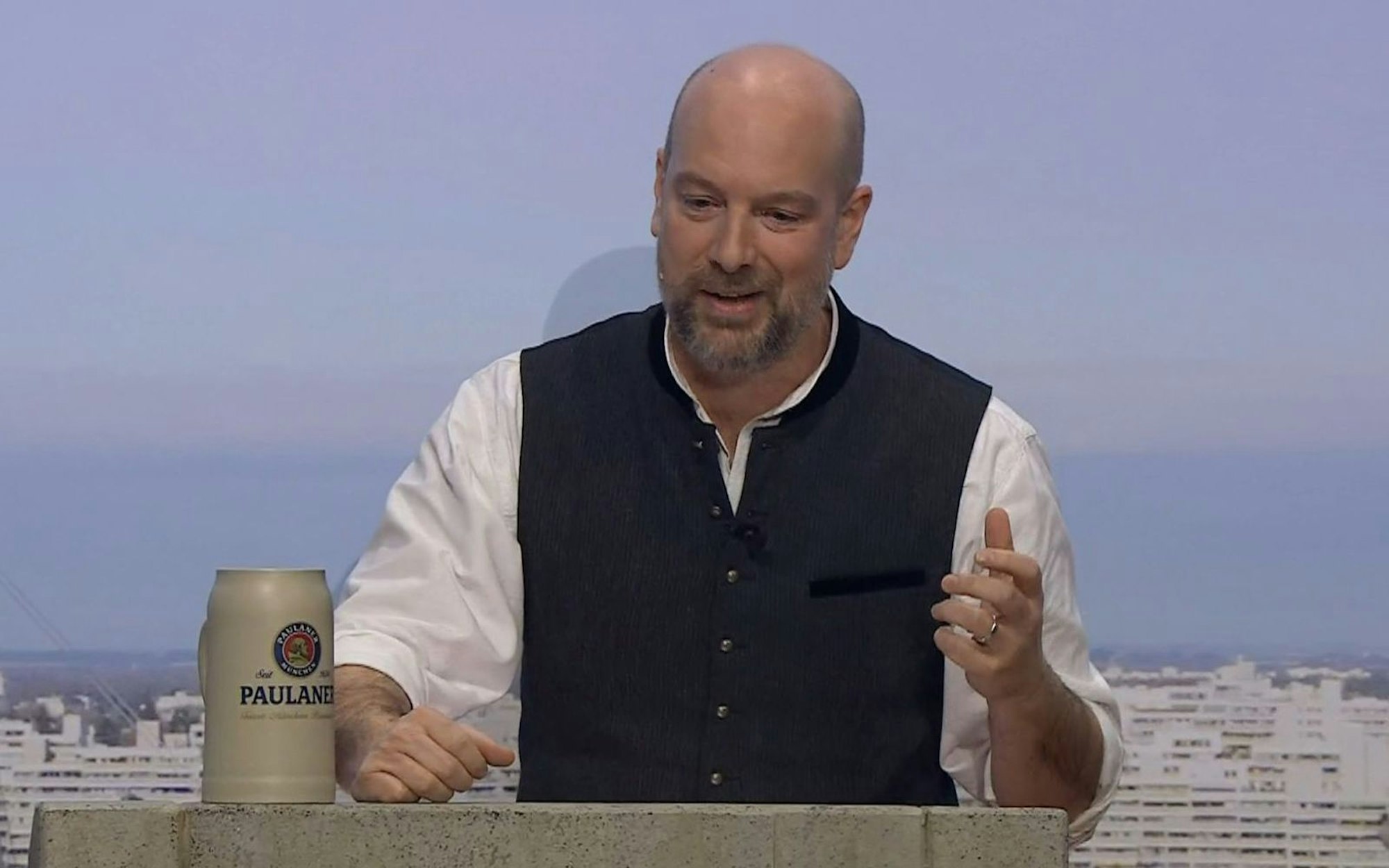 Der Schauspieler und Kabarettist Stephan Zinner gab 2026 sein Debüt als Fastenredner auf dem Nockherberg. (Bild: BR)