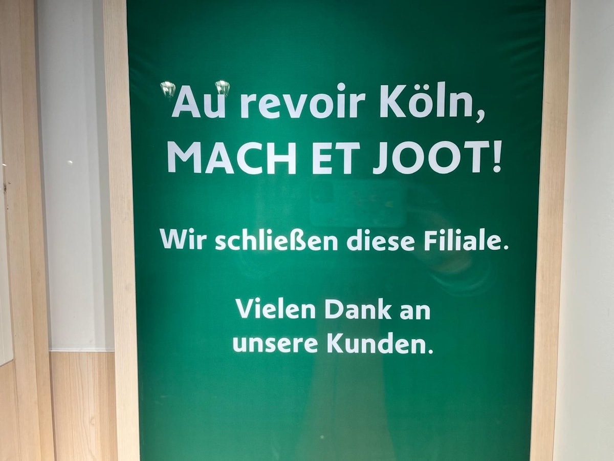 Ein Schild im Lacoste-Store in Köln