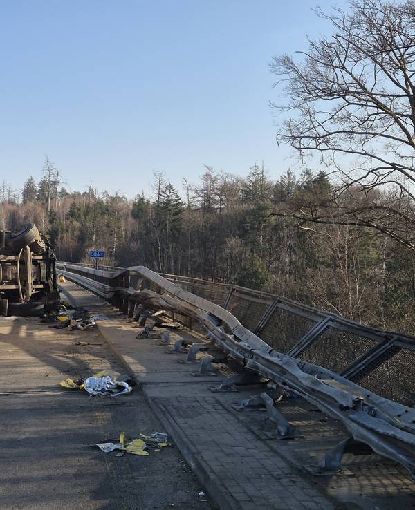 Ein verunglückter LKW hat eine Leitplanke an einer Brücke auf der A1 bei Wermelskirchen beschädigt.