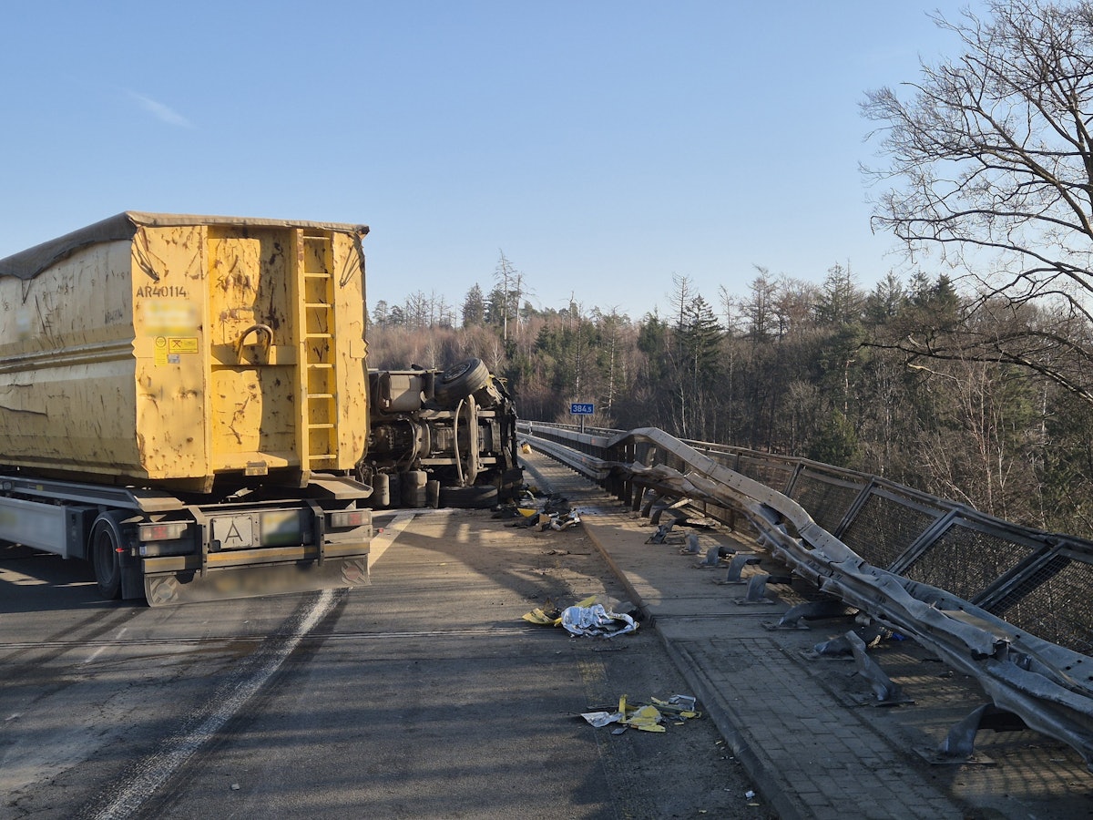 Ein verunglückter LKW hat eine Leitplanke an einer Brücke auf der A1 bei Wermelskirchen beschädigt.