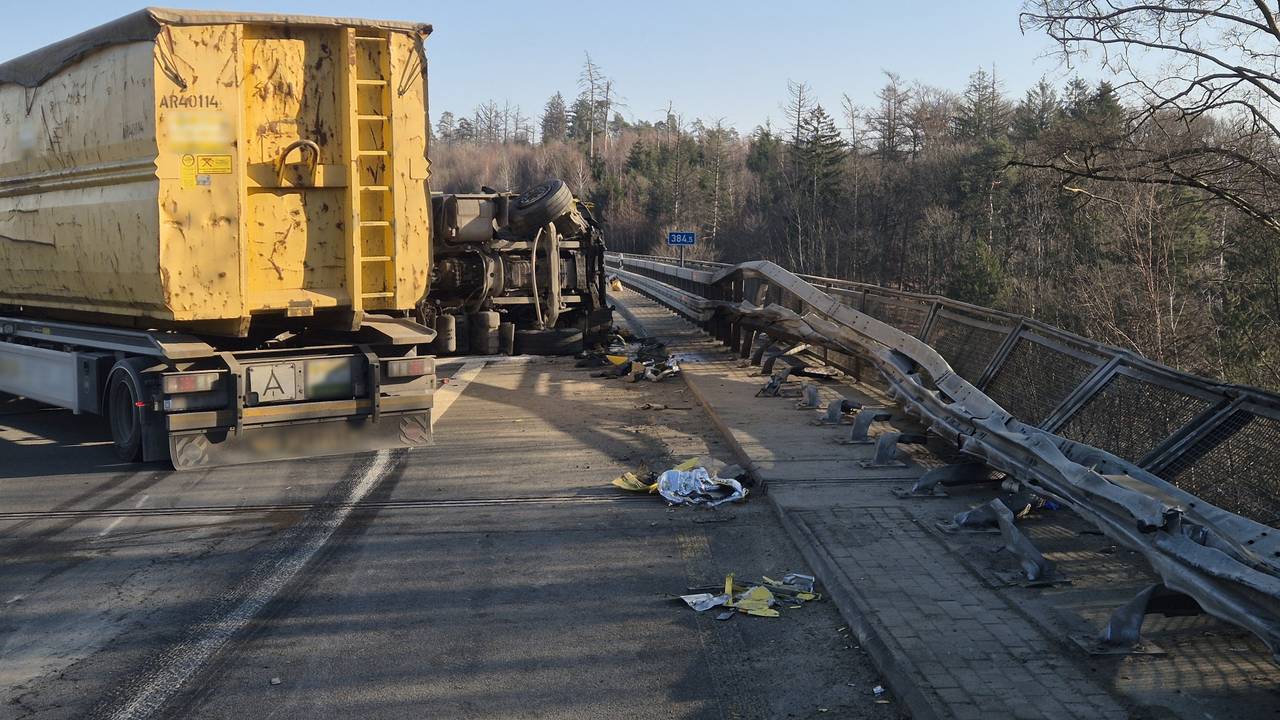 Ein verunglückter LKW hat eine Leitplanke an einer Brücke auf der A1 bei Wermelskirchen beschädigt.
