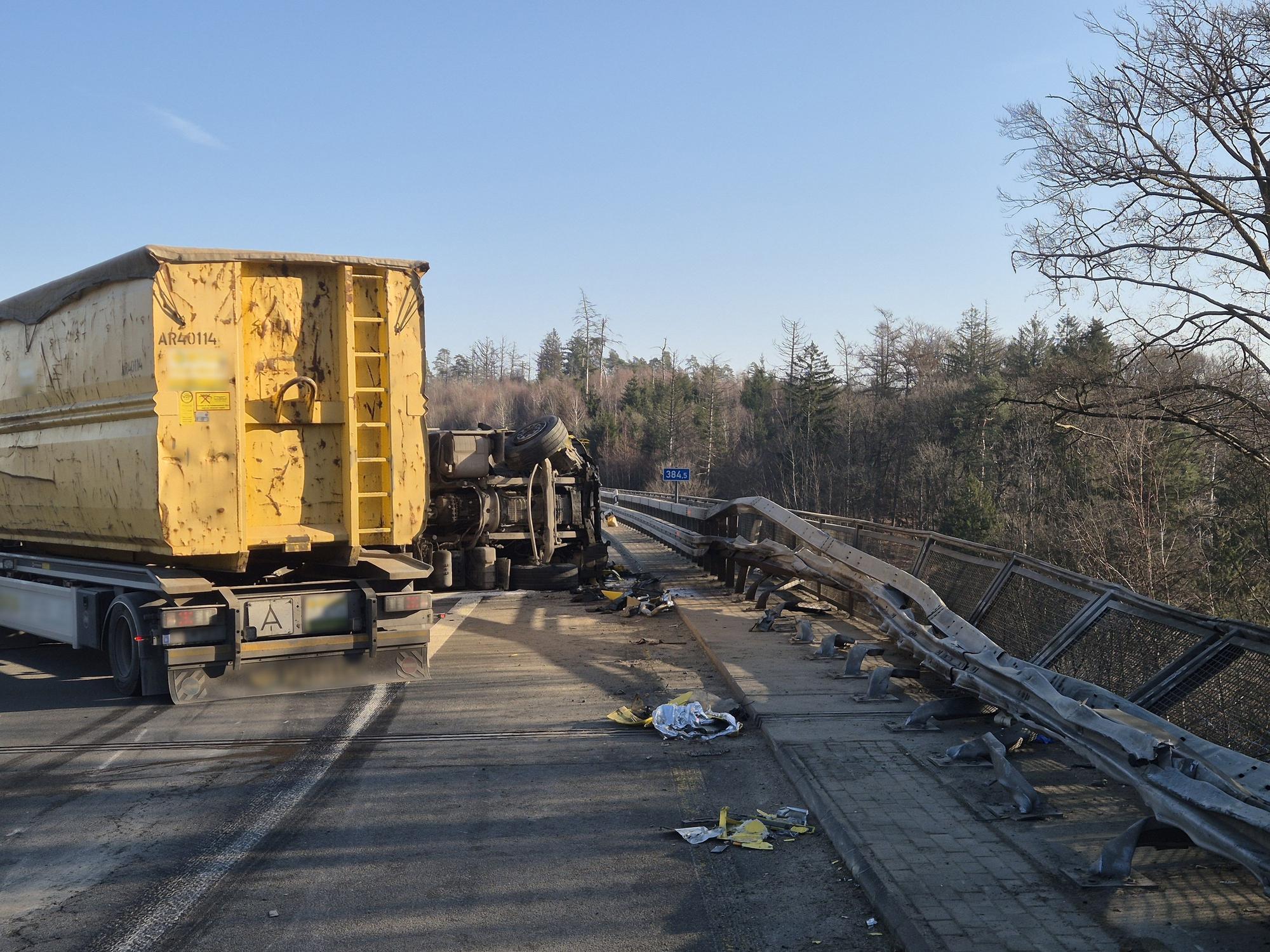 Ein verunglückter LKW hat eine Leitplanke an einer Brücke auf der A1 bei Wermelskirchen beschädigt.