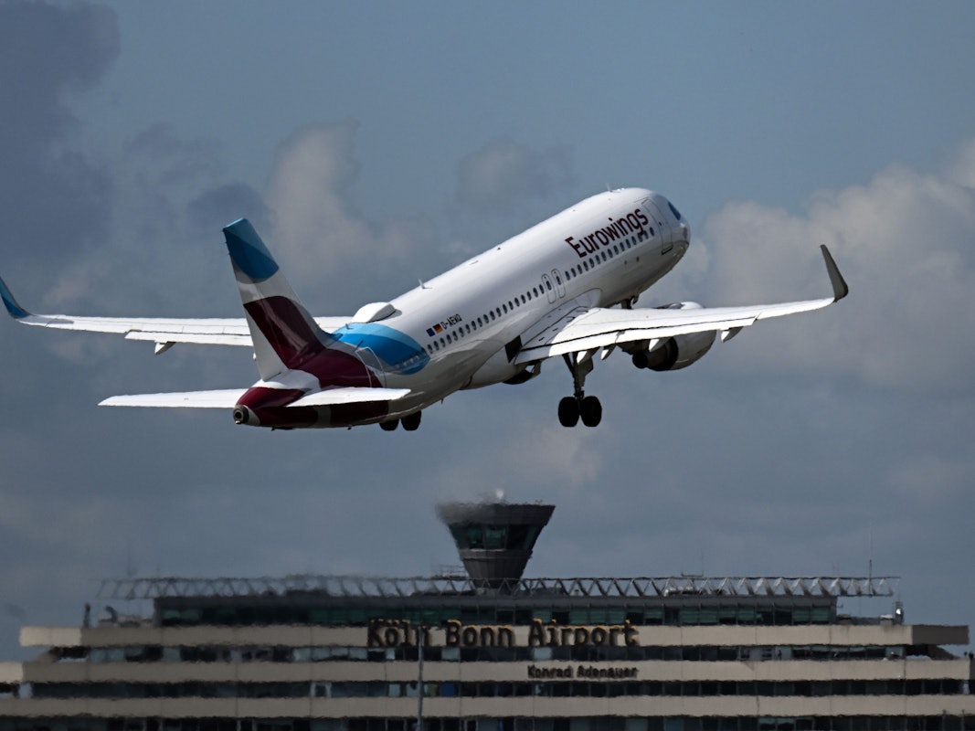 Ein Flugzeug der Fluggesellschaft Eurowings startet vom Flughafen Köln/Bonn