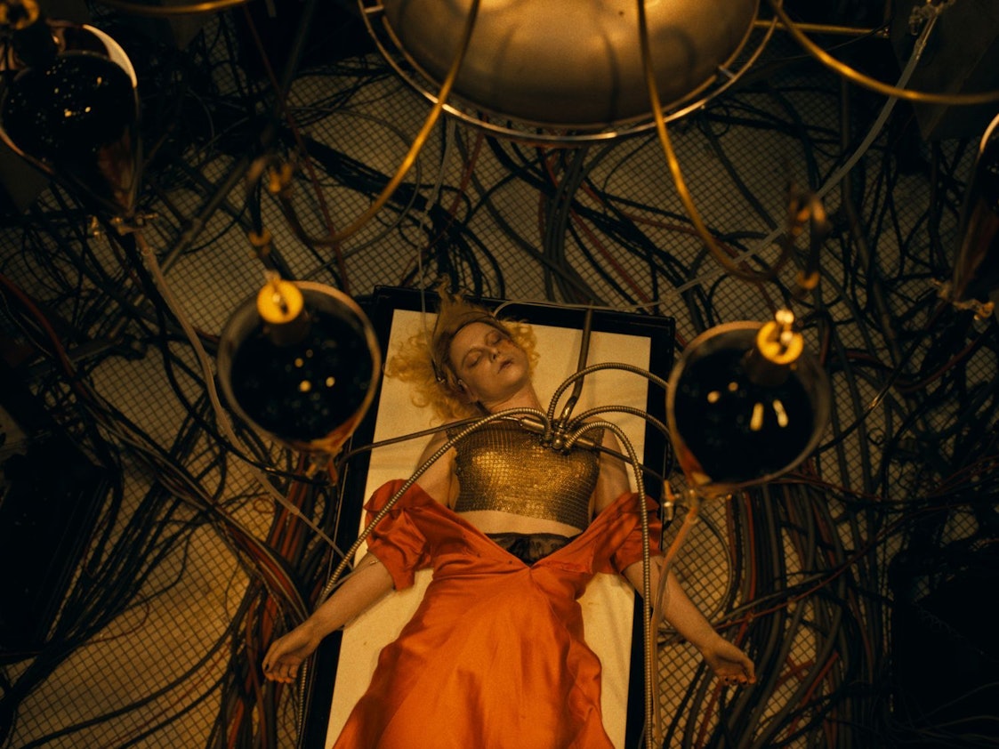 Aus einer ermordeten Frau (Jessie Buckley) soll eine Gefährtin für den einsamen Frank werden. (Bild: 2026 Warner Bros. Entertainment)