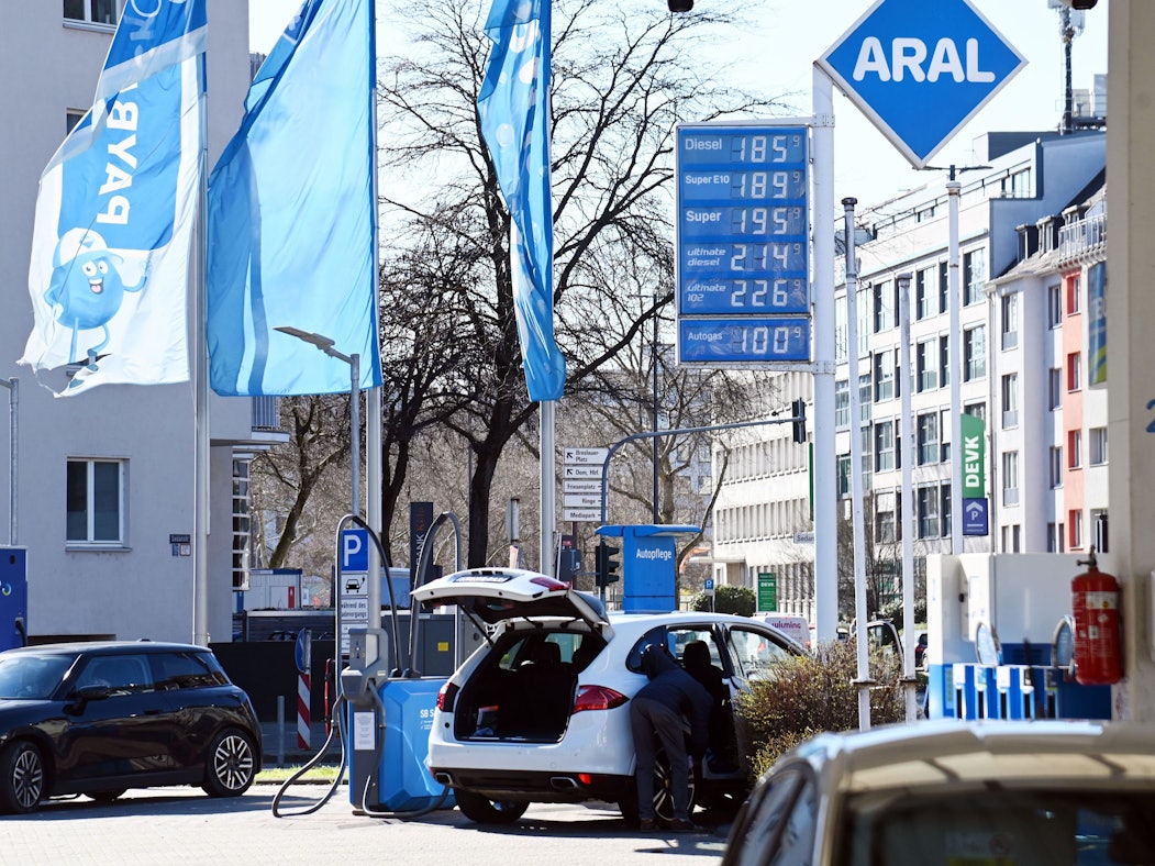 Durch den Krieg zwischen den USA und dem Iran steigen die Spritpreise in Deutschland. Auch die Spritpreise an den Tankstellen in Köln steigen. Das Foto wurde am (2. März 2026) aufgenommen.