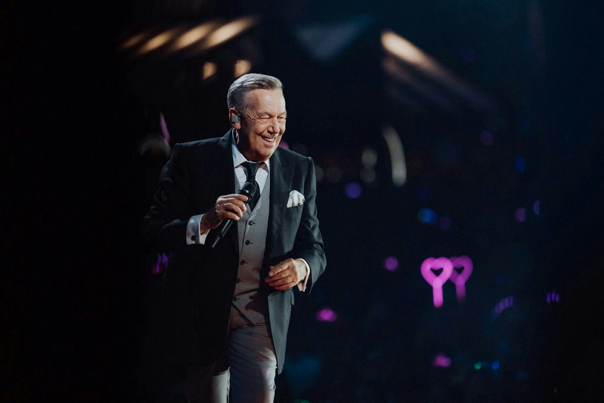 Die gute Laune sieht man Roland Kaiser bei seinen Konzerten an. Für ihn sei die Bühne der schönste Teil seines Berufes, sagt er. (Bild: Frank Embacher/Sky/2025 Roland Kaiser/Semmel Concerts/Ariola/Sony Music )