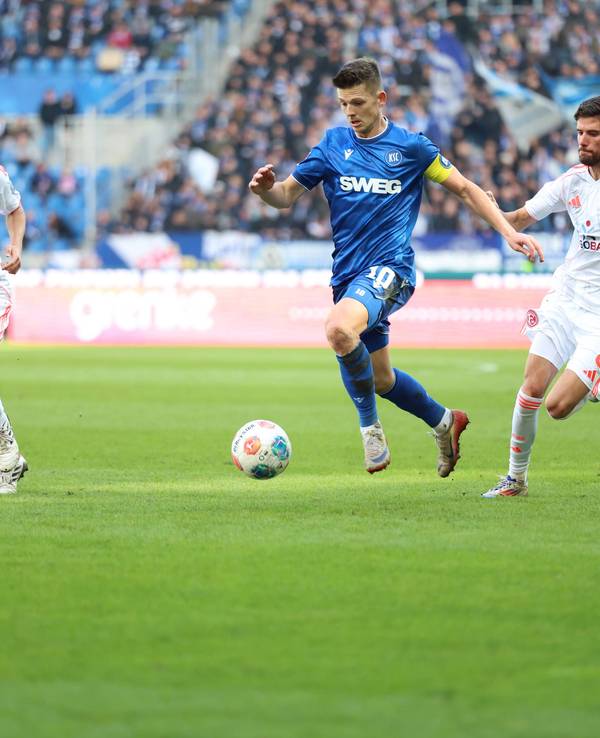 Marvin Wanitzek im Zweikampf mit Satoshi Tanaka und Anouar El Azzouzi.
