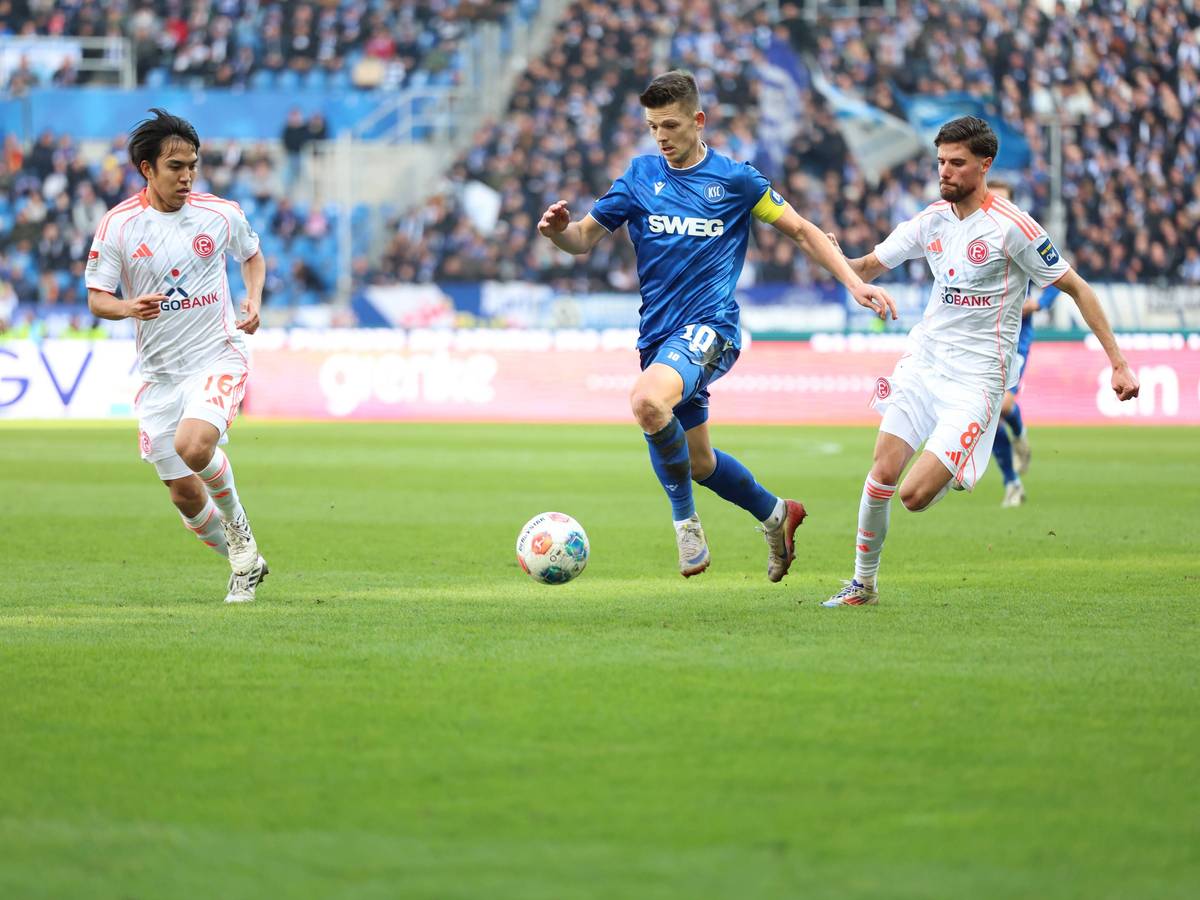 Marvin Wanitzek im Zweikampf mit Satoshi Tanaka und Anouar El Azzouzi.