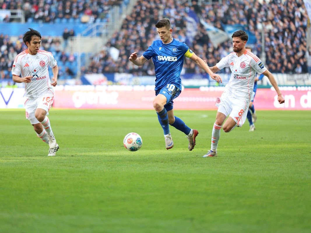 Marvin Wanitzek im Zweikampf mit Satoshi Tanaka und Anouar El Azzouzi.