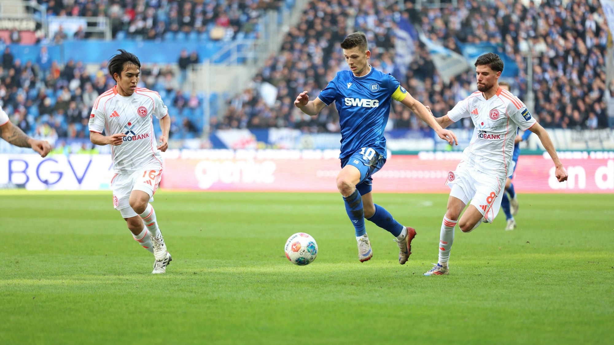 Marvin Wanitzek im Zweikampf mit Satoshi Tanaka und Anouar El Azzouzi.