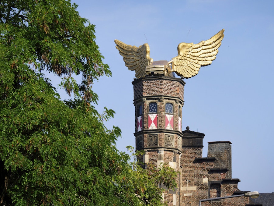 Das vergoldete Flügelauto von HA Schult auf dem Turm des Zeughauses
