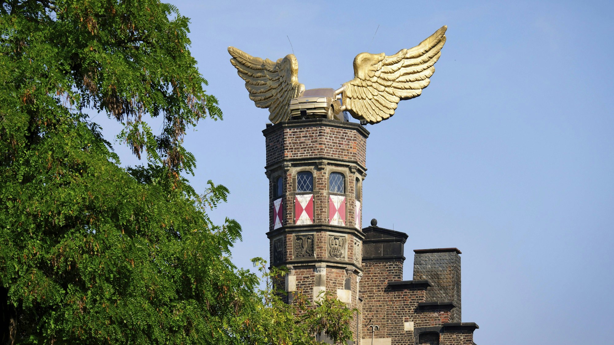 Das vergoldete Flügelauto von HA Schult auf dem Turm des Zeughauses