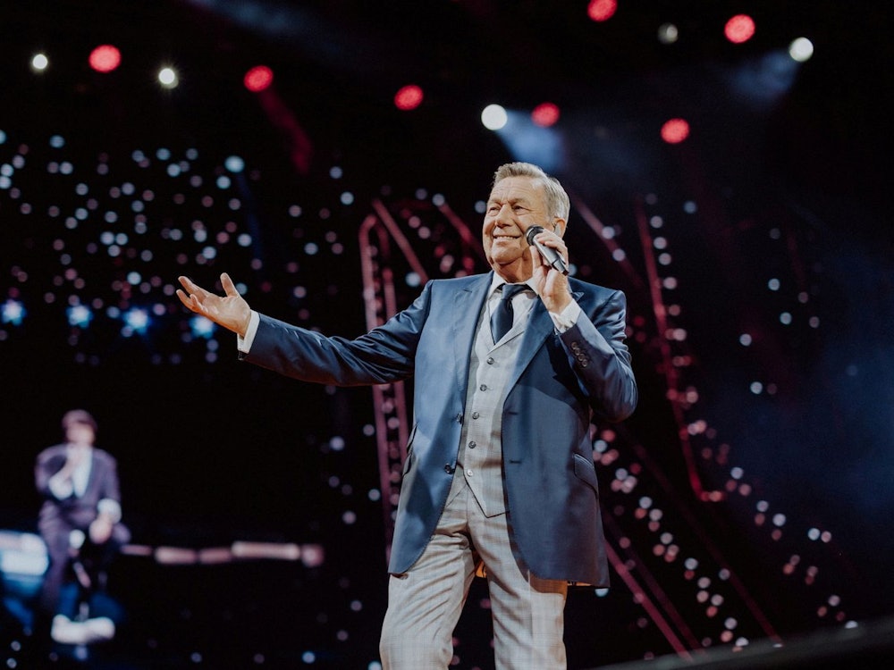 Das Glück liegt für Schlagerstar Roland Kaiser auf der Bühne. Seit seinem Durchbruch mit dem Achtzigerjahre-Hit „Santa Maria“ begeistert der Sänger bis heute seine Fans. (Bild: Frank Embacher/Sky/2025 Roland Kaiser/Semmel Concerts/Ariola/Sony Music )