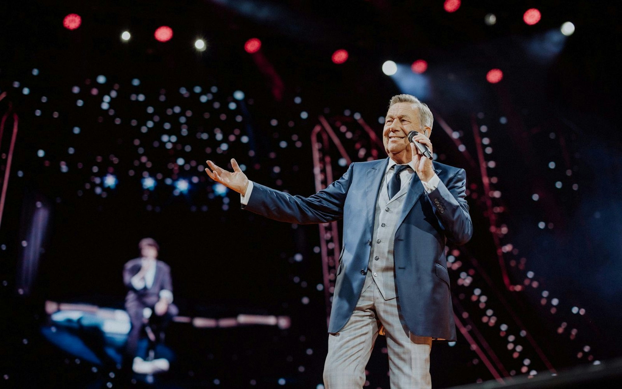 Das Glück liegt für Schlagerstar Roland Kaiser auf der Bühne. Seit seinem Durchbruch mit dem Achtzigerjahre-Hit „Santa Maria“ begeistert der Sänger bis heute seine Fans. (Bild: Frank Embacher/Sky/2025 Roland Kaiser/Semmel Concerts/Ariola/Sony Music )