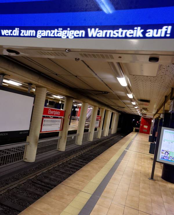 Eine Tafel im leeren U-Bahnhof Ebertplatz weist auf einen Warnstreik hin. Verdi ruft erneut zu Streiks auf.