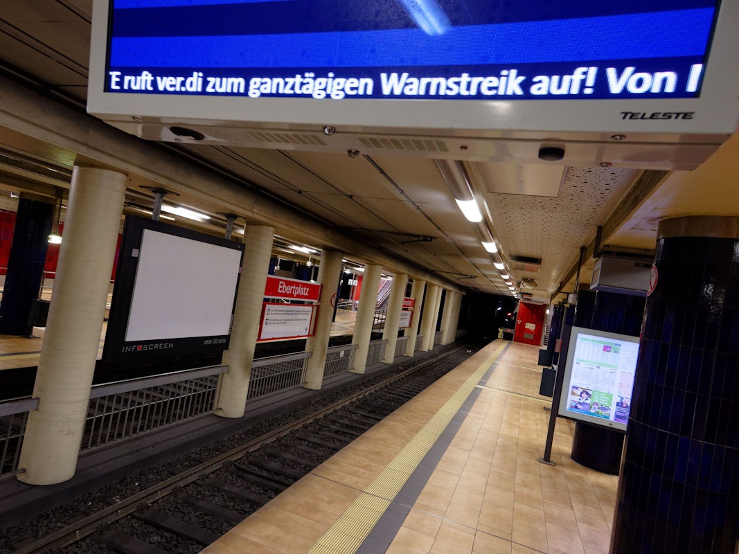 Eine Tafel im leeren U-Bahnhof Ebertplatz weist auf einen Warnstreik hin. Verdi ruft erneut zu Streiks auf.