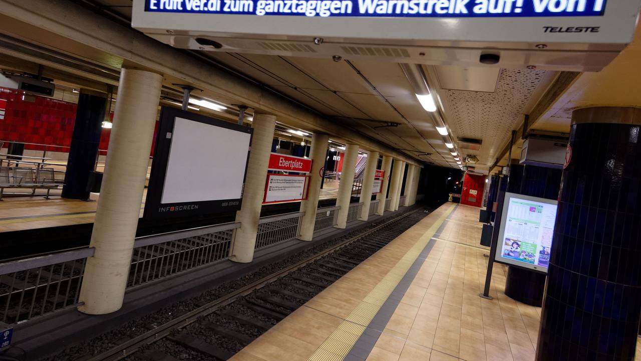 Eine Tafel im leeren U-Bahnhof Ebertplatz weist auf einen Warnstreik hin. Verdi ruft erneut zu Streiks auf.